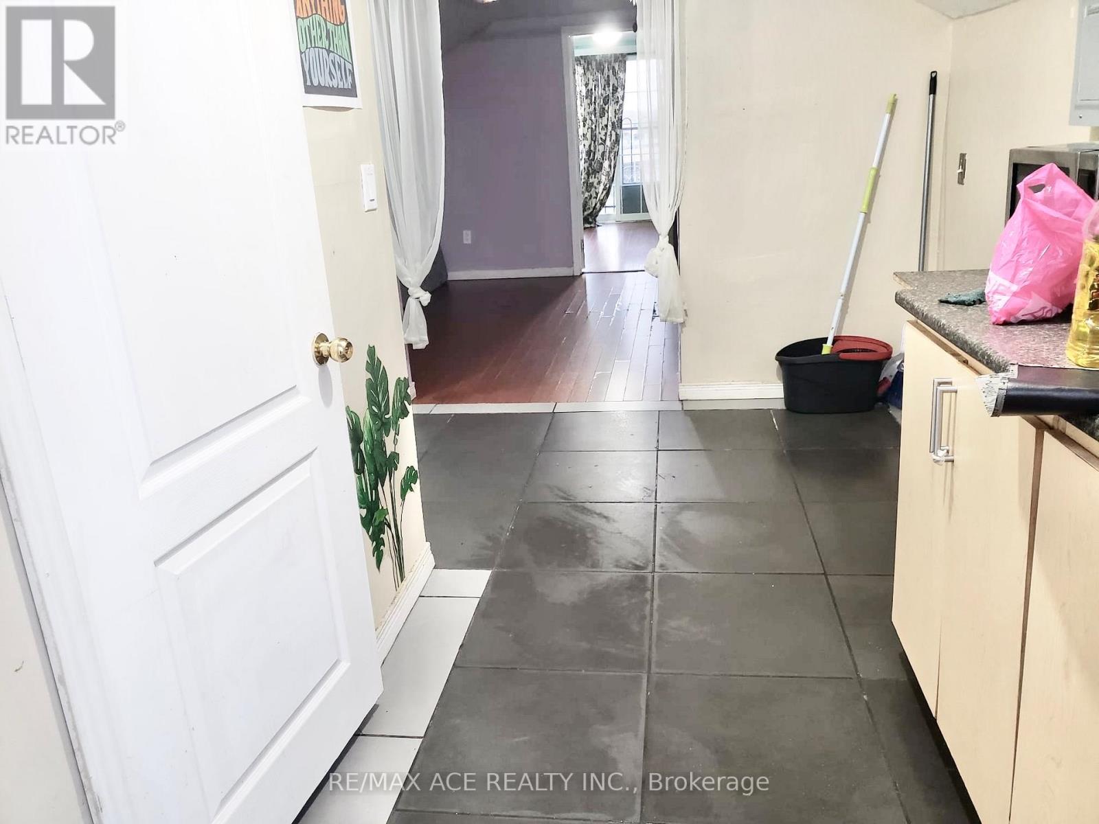 7098 Goreway Drive, Mississauga, Ontario  L4T 2T6 - Photo 14 - W12812722