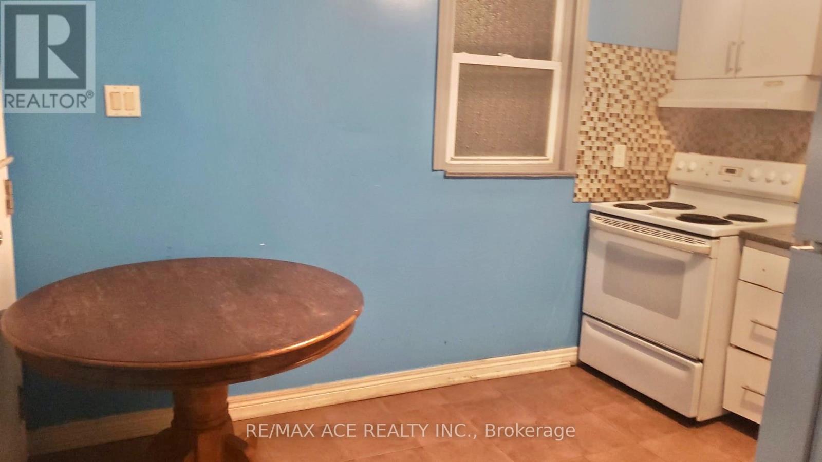 7098 Goreway Drive, Mississauga, Ontario  L4T 2T6 - Photo 2 - W12812722