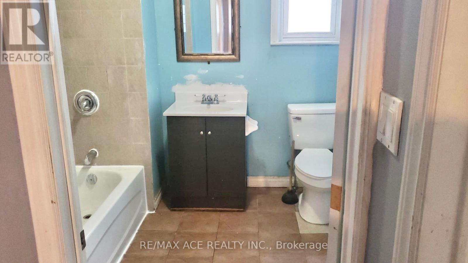 7098 Goreway Drive, Mississauga, Ontario  L4T 2T6 - Photo 3 - W12812722