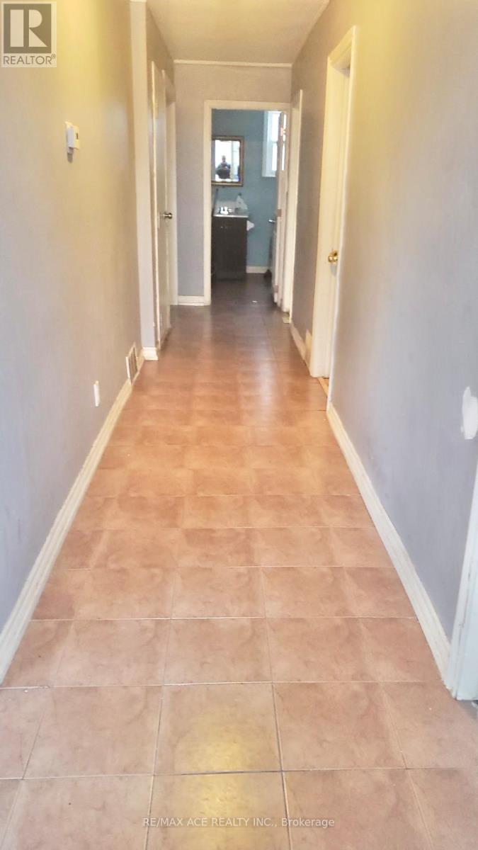 7098 Goreway Drive, Mississauga, Ontario  L4T 2T6 - Photo 4 - W12812722