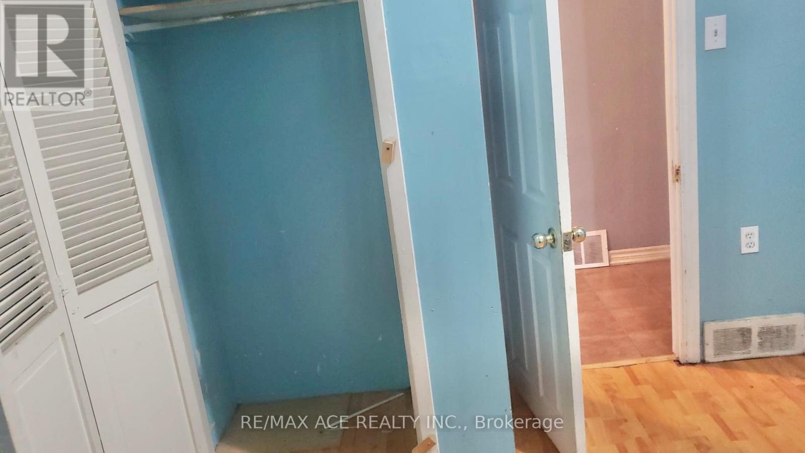 7098 Goreway Drive, Mississauga, Ontario  L4T 2T6 - Photo 5 - W12812722