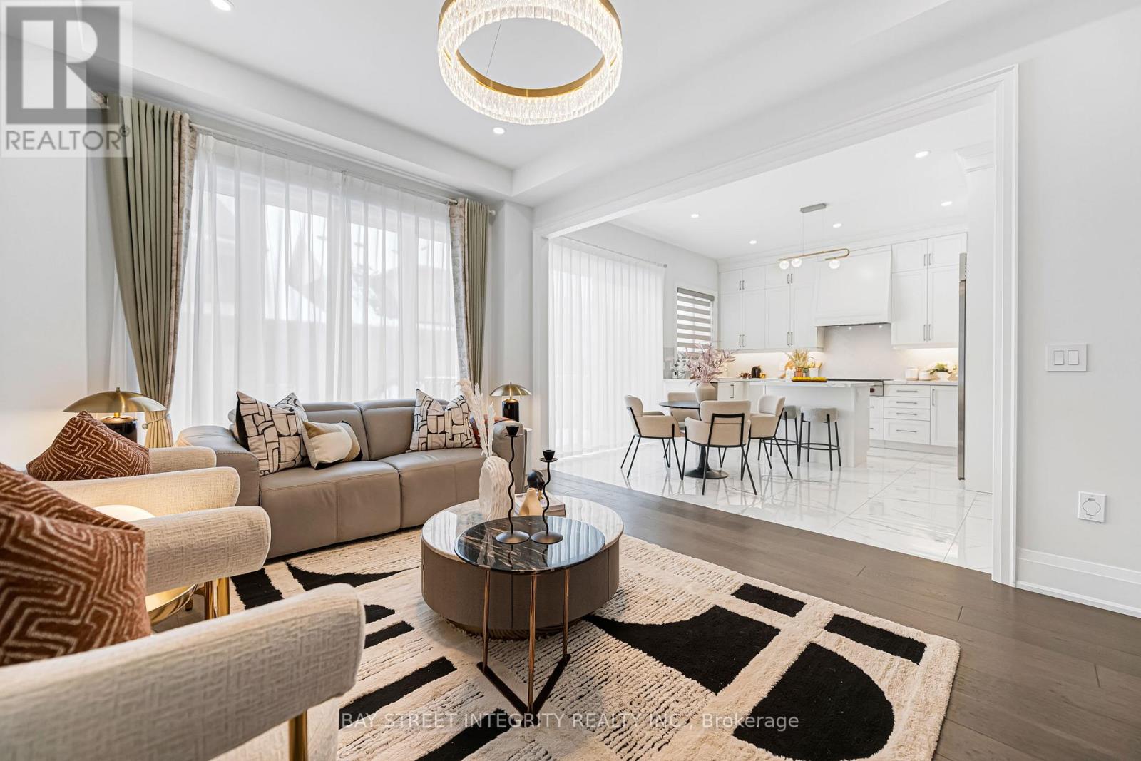 118 Milky Way Drive, Richmond Hill, Ontario  L4C 4M8 - Photo 4 - N12809798