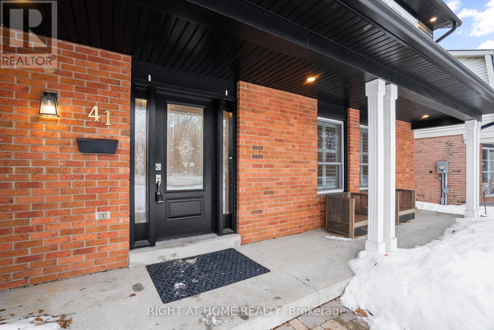 41 Amberly Boulevard, Hamilton, Ontario  L9G 3R9 - Photo 3 - X12812666