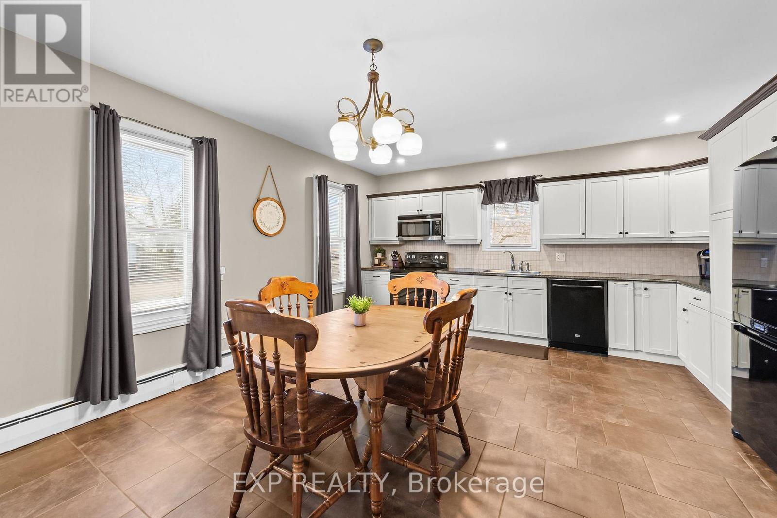 89 Ontario Street, Lambton Shores, Ontario  N0M 2N0 - Photo 3 - X12812896