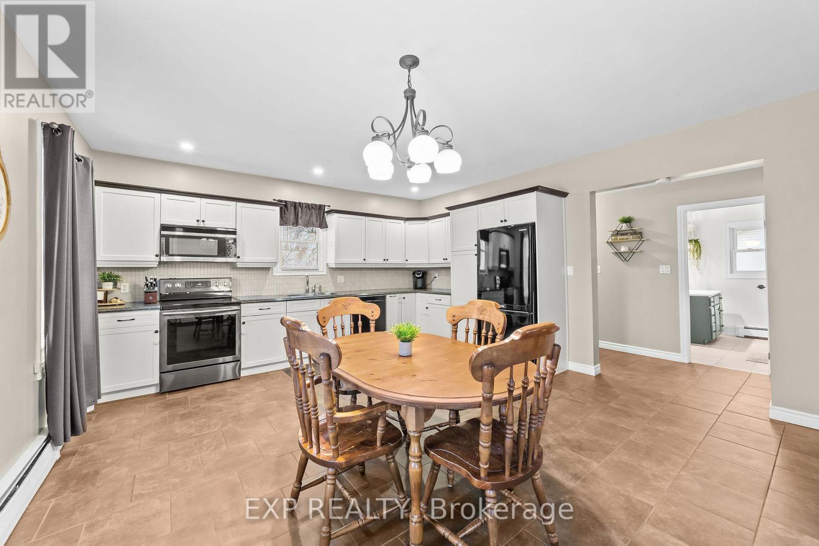 89 Ontario Street, Lambton Shores, Ontario  N0M 2N0 - Photo 4 - X12812896