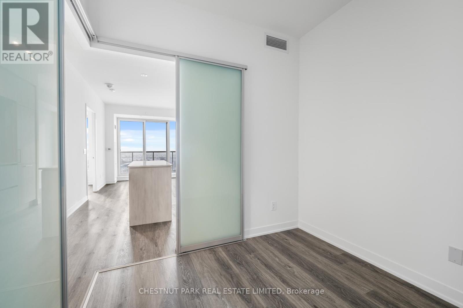 1032 - 2 David Eyer Road, Richmond Hill, Ontario  L4S 0N5 - Photo 6 - N12807526