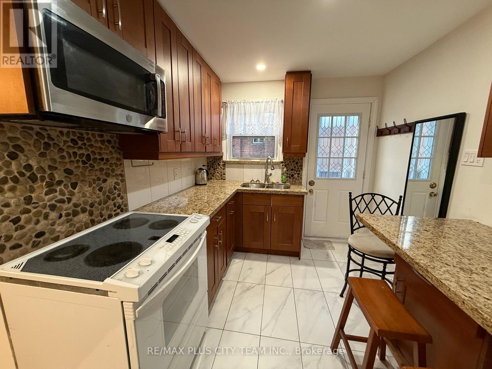 Main - 24 Poplar Avenue, Toronto, Ontario  M9B 3R2 - Photo 19 - W12811952