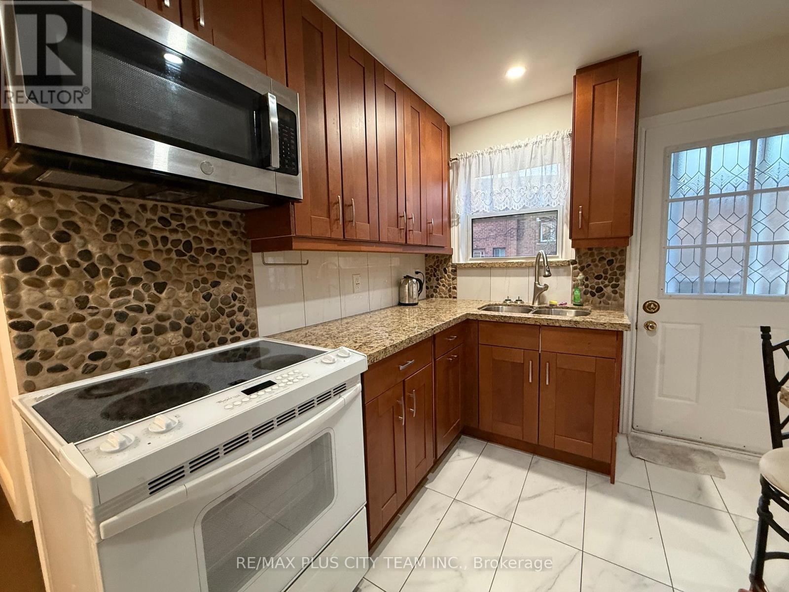 Main - 24 Poplar Avenue, Toronto, Ontario  M9B 3R2 - Photo 3 - W12811952