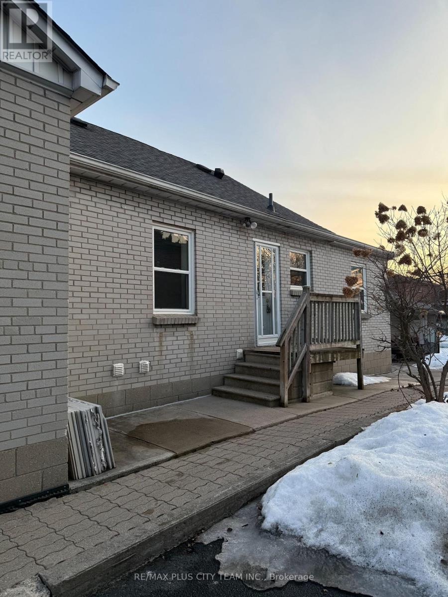 Main - 24 Poplar Avenue, Toronto, Ontario  M9B 3R2 - Photo 2 - W12811952