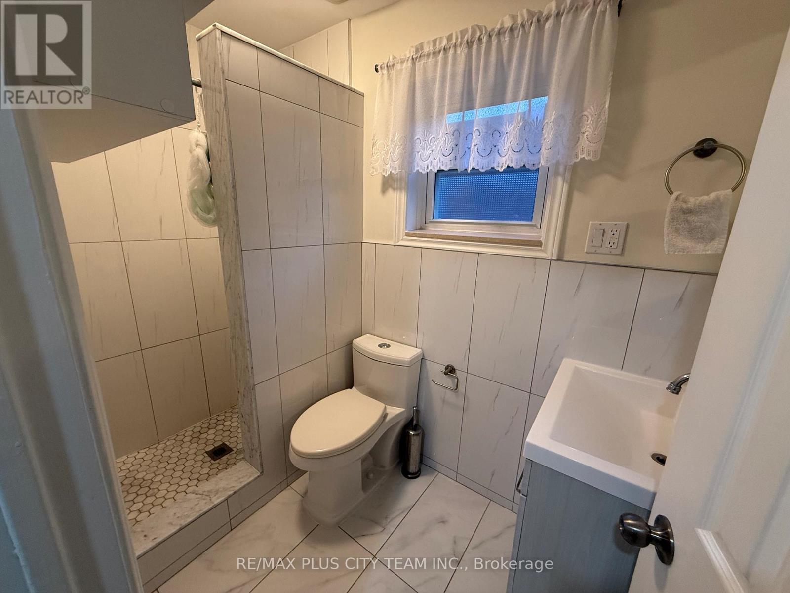 Main - 24 Poplar Avenue, Toronto, Ontario  M9B 3R2 - Photo 16 - W12811952