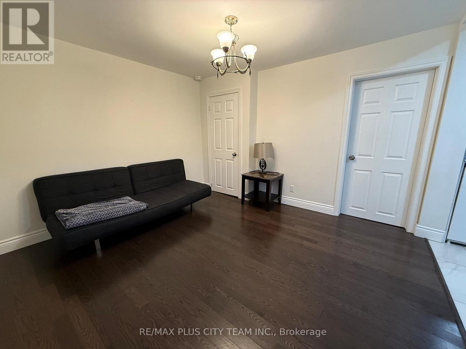 Main - 24 Poplar Avenue, Toronto, Ontario  M9B 3R2 - Photo 12 - W12811952