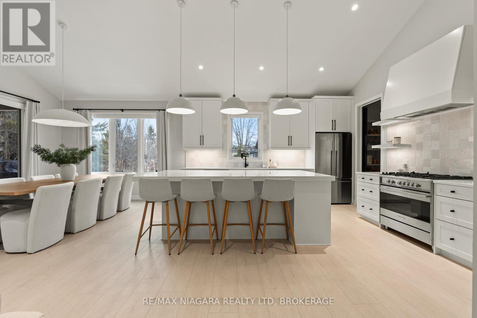 27 Maple Leaf Avenue S, Fort Erie (Ridgeway), Ontario  L0S 1N0 - Photo 2 - X12812750