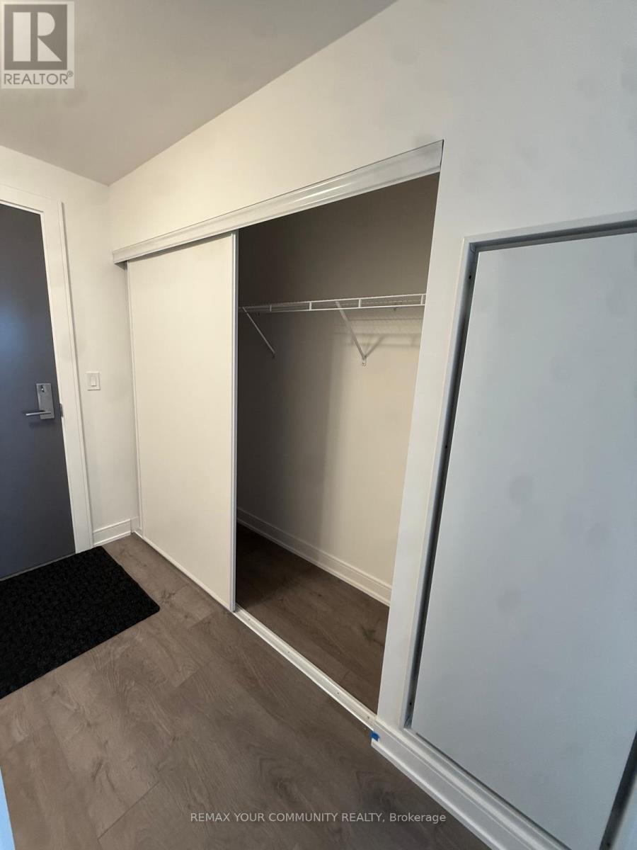 1102 - 705 Davis Drive, Newmarket (Huron Heights-Leslie Valley), Ontario  L3Y 0J1 - Photo 4 - N12812746