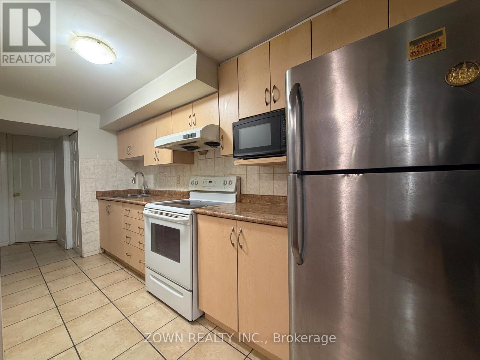 45 Nottingham Crescent, Brampton, Ontario  L6S 4G3 - Photo 11 - W12812768