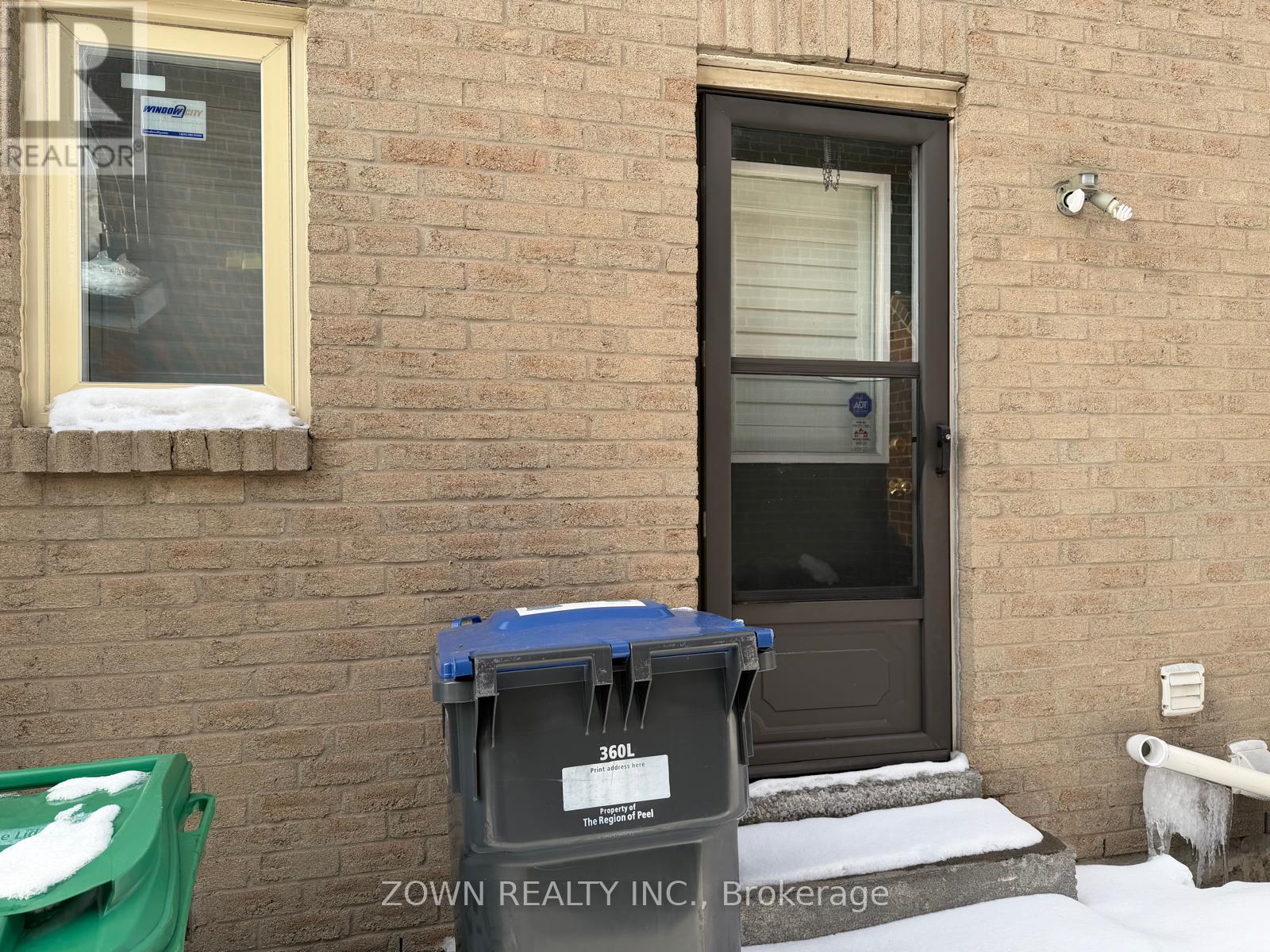 45 Nottingham Crescent, Brampton, Ontario  L6S 4G3 - Photo 3 - W12812768