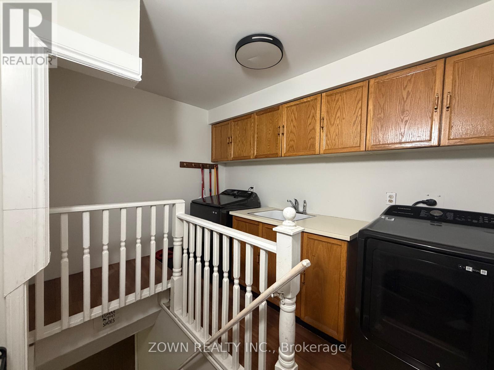 45 Nottingham Crescent, Brampton, Ontario  L6S 4G3 - Photo 4 - W12812768