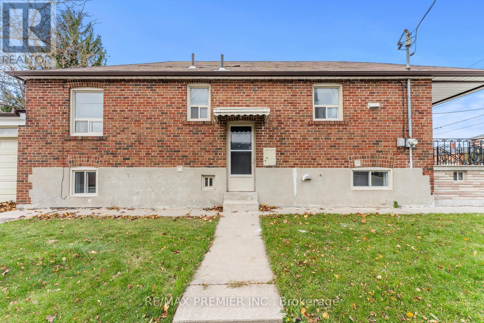 1013 Briar Hill Avenue, Toronto, Ontario  M6B 1M6 - Photo 29 - W12812856
