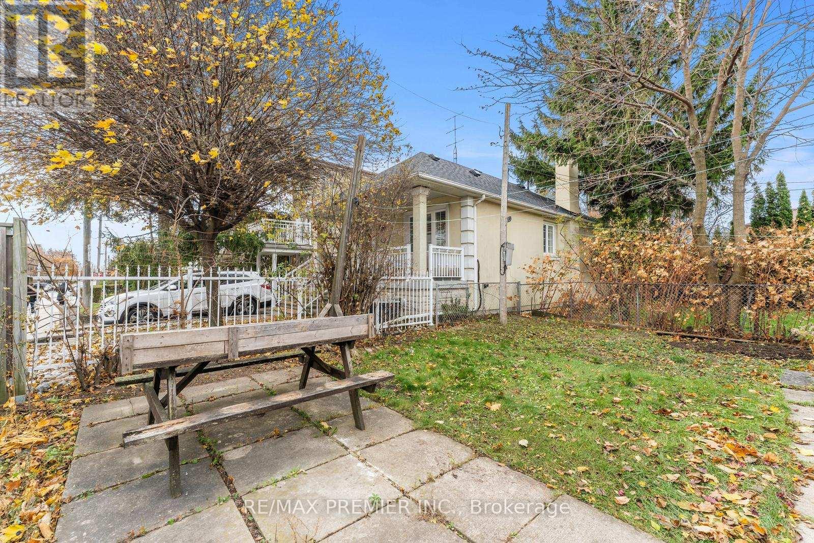 1013 Briar Hill Avenue, Toronto, Ontario  M6B 1M6 - Photo 32 - W12812856