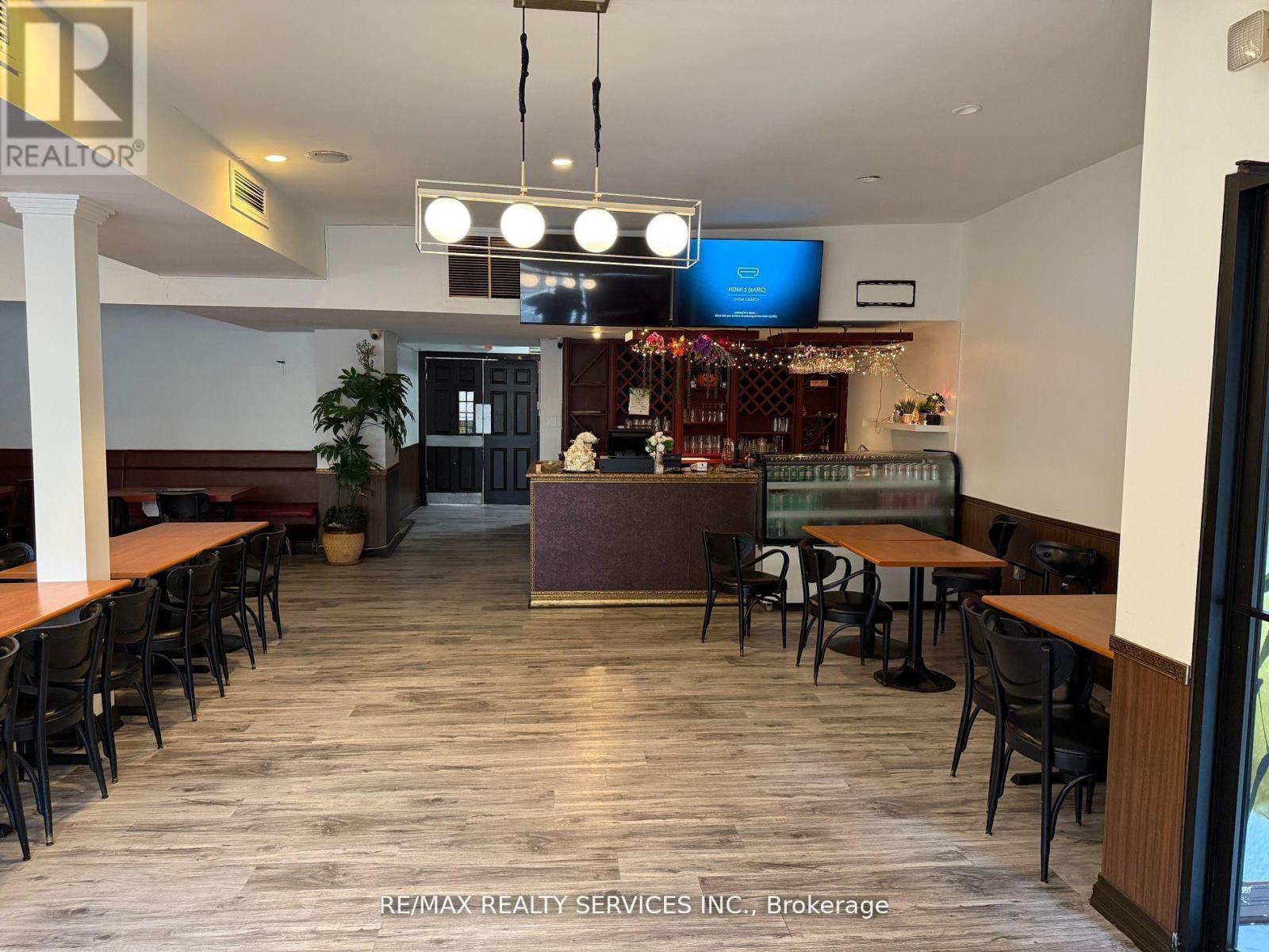 354 Main Street W, Hamilton (Strathcona), Ontario  L8P 1K2 - Photo 2 - X12812892