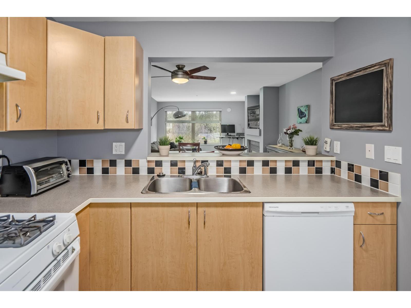 417 15210 Guildford Drive, Surrey, British Columbia  V3R 0X7 - Photo 14 - R3092551