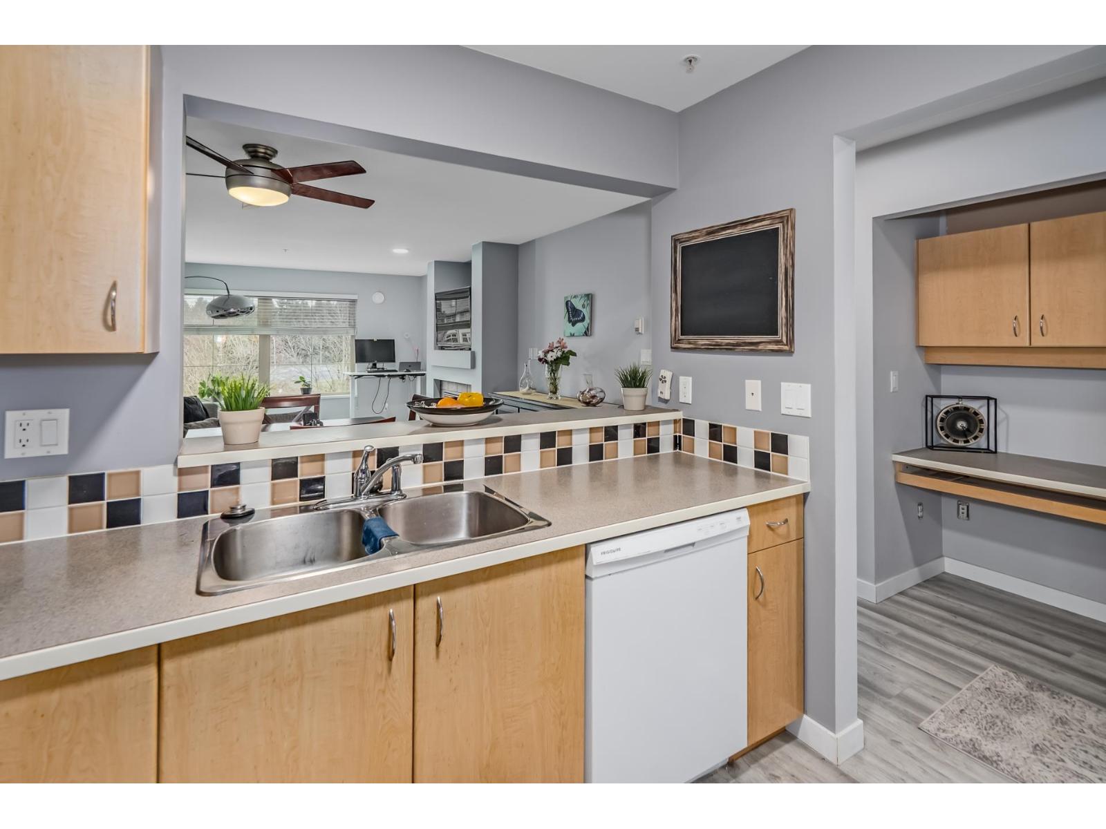 417 15210 Guildford Drive, Surrey, British Columbia  V3R 0X7 - Photo 15 - R3092551