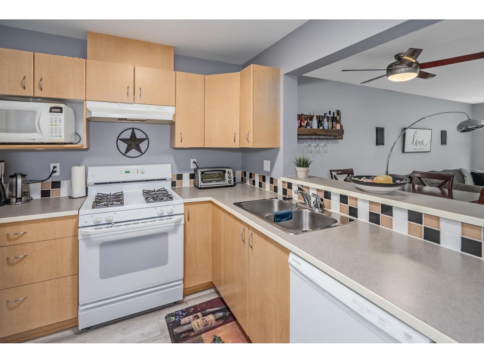 417 15210 Guildford Drive, Surrey, British Columbia  V3R 0X7 - Photo 13 - R3092551