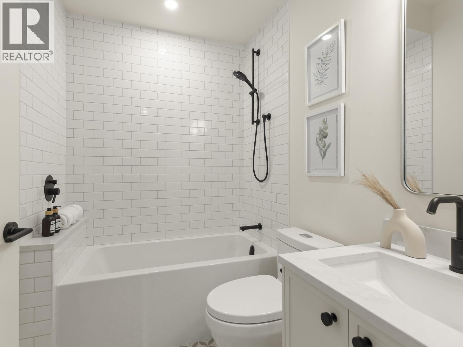 Listing Picture 20 of 30 : 1 3919 W 18TH AVENUE, Vancouver / 溫哥華 - 魯藝地產 Yvonne Lu Group - MLS Medallion Club Member