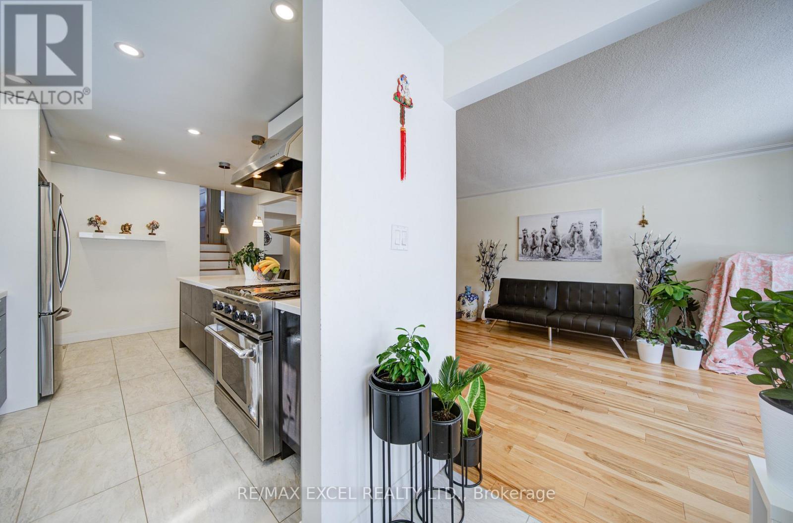 80 Sherwood Forest Drive, Markham, Ontario  L3P 1R1 - Photo 6 - N12772542