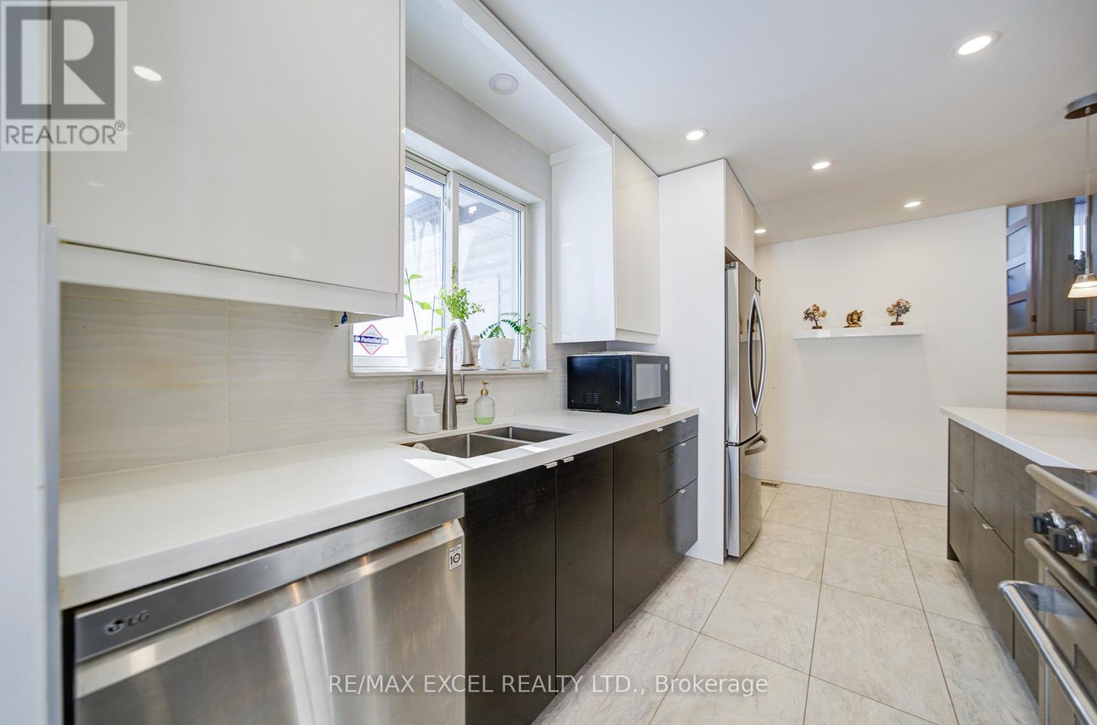 80 Sherwood Forest Drive, Markham, Ontario  L3P 1R1 - Photo 8 - N12772542