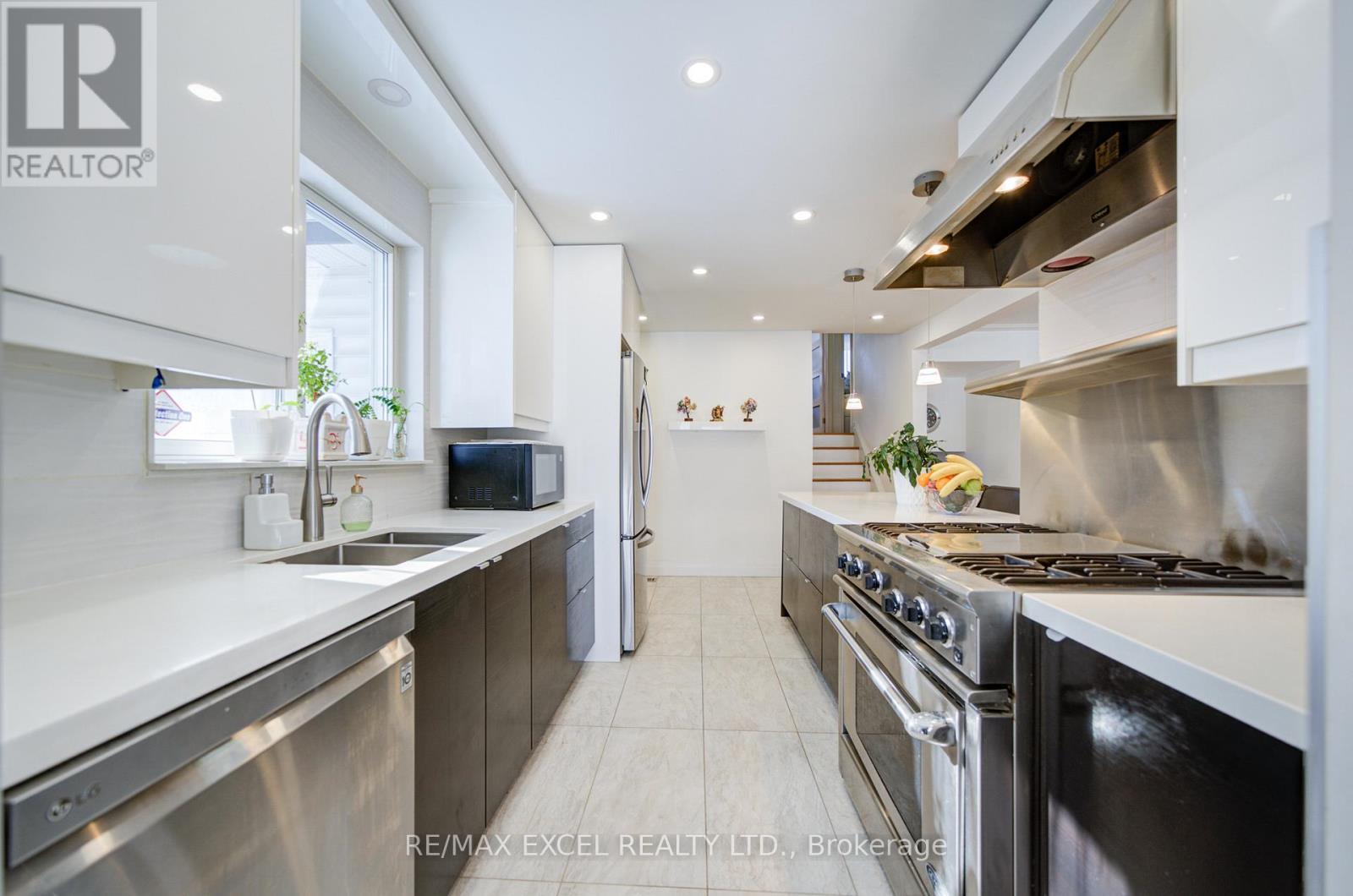 80 Sherwood Forest Drive, Markham, Ontario  L3P 1R1 - Photo 9 - N12772542