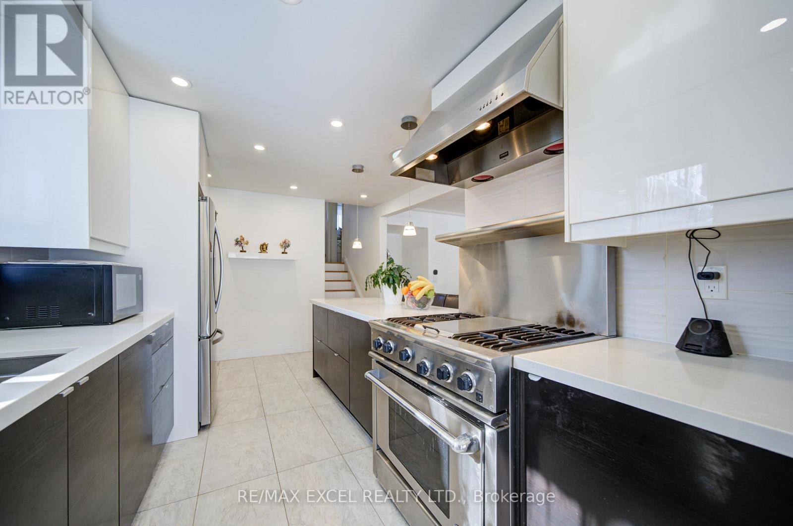 80 Sherwood Forest Drive, Markham, Ontario  L3P 1R1 - Photo 7 - N12772542