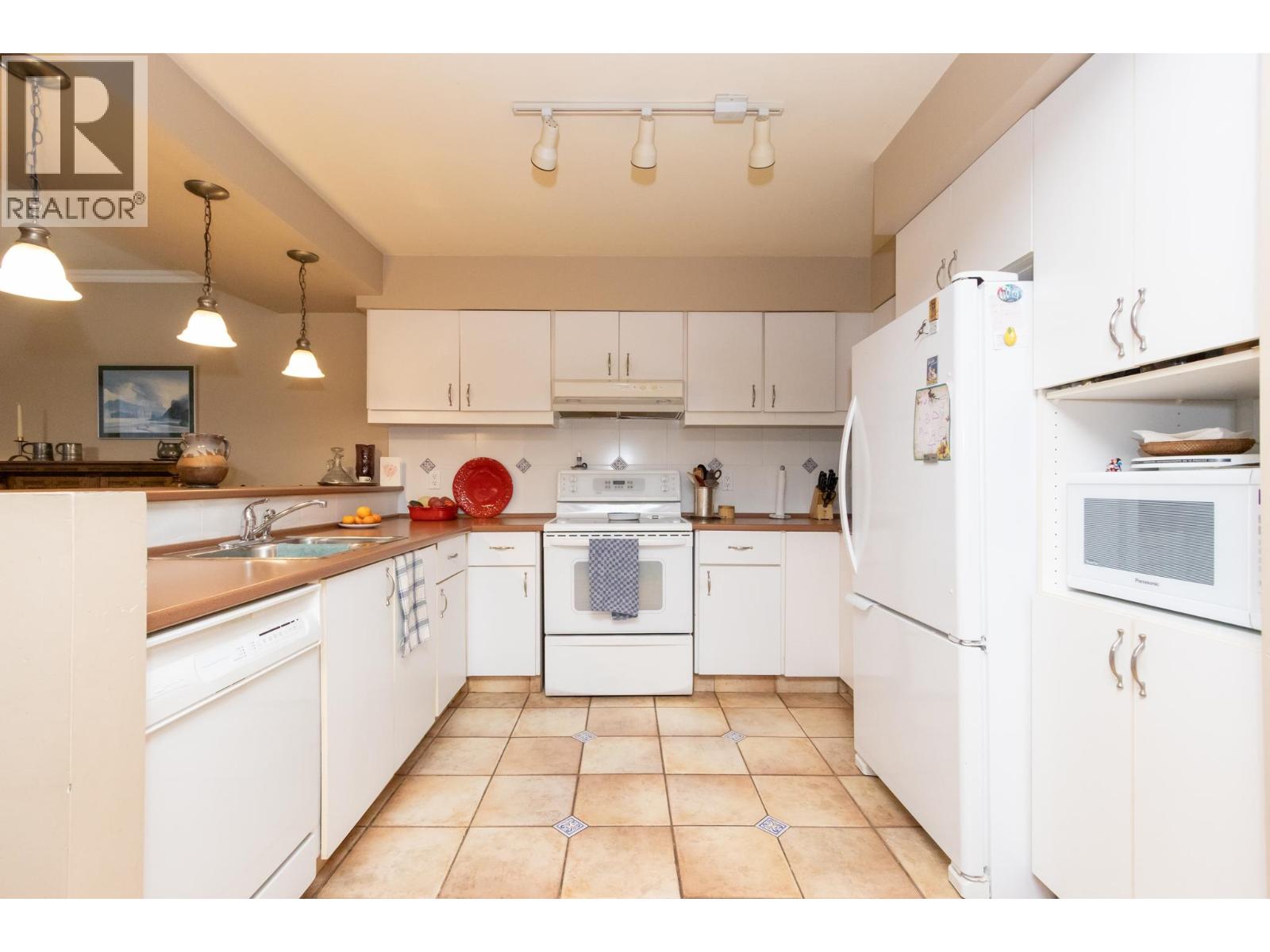 2050 Purcell Way, North Vancouver, British Columbia  V7J 3K3 - Photo 2 - R3092544