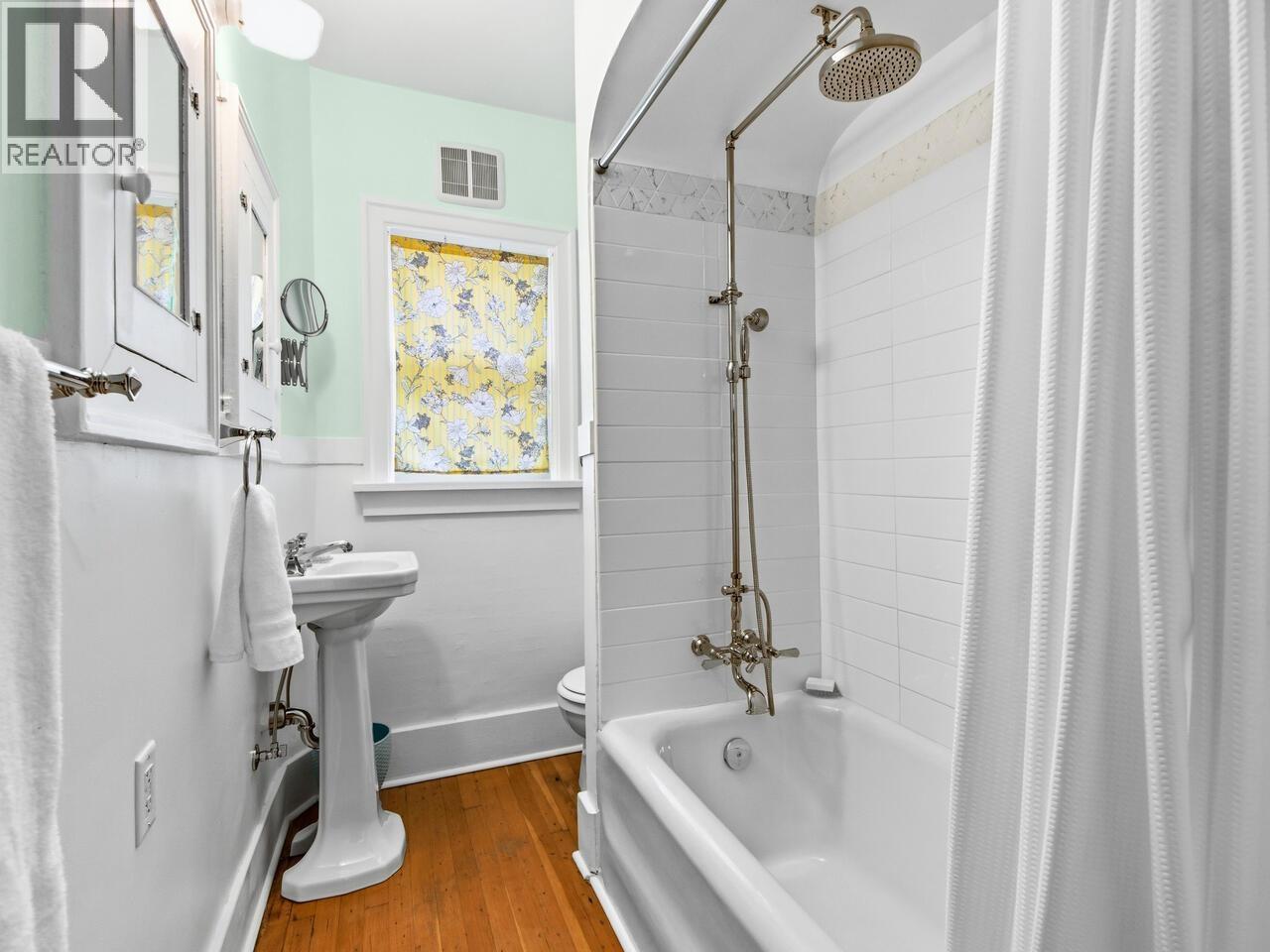 Listing Picture 14 of 23 : 2076 TURNER STREET, Vancouver / 溫哥華 - 魯藝地產 Yvonne Lu Group - MLS Medallion Club Member