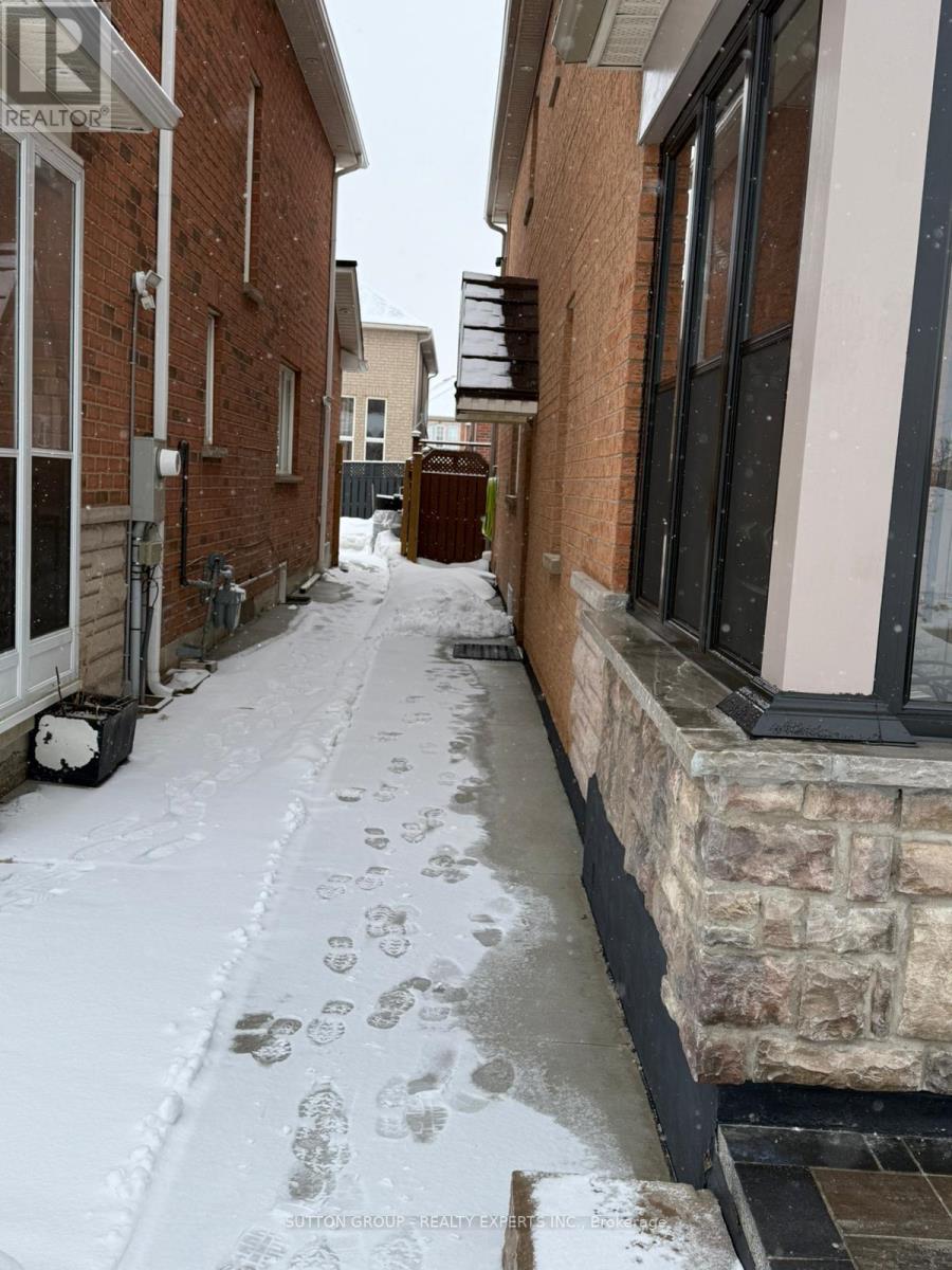 23 Buick Boulevard, Brampton (Fletcher's Meadow), Ontario  L7A 3B9 - Photo 2 - W12812978