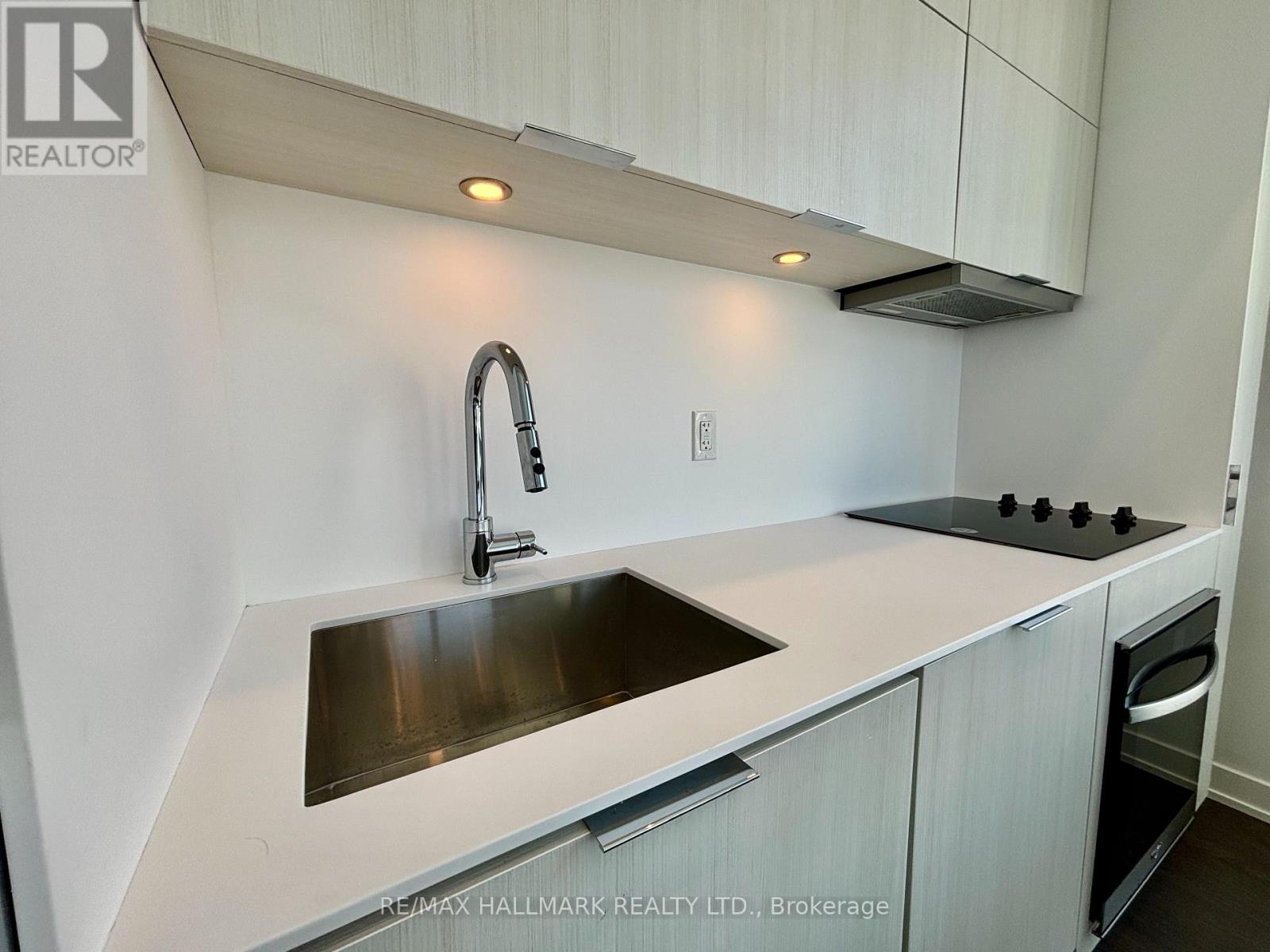 402 - 370 Martha Street, Burlington, Ontario L7R 0G9 - Photo 3 - W12813034