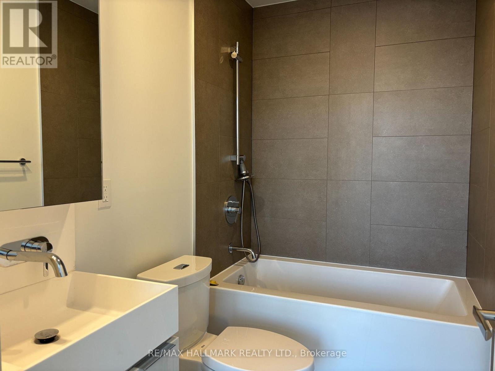 402 - 370 Martha Street, Burlington, Ontario L7R 0G9 - Photo 6 - W12813034