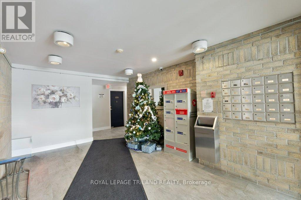 104 - 729 Deveron Crescent, London South, Ontario  N5Z 4X5 - Photo 2 - X12813082