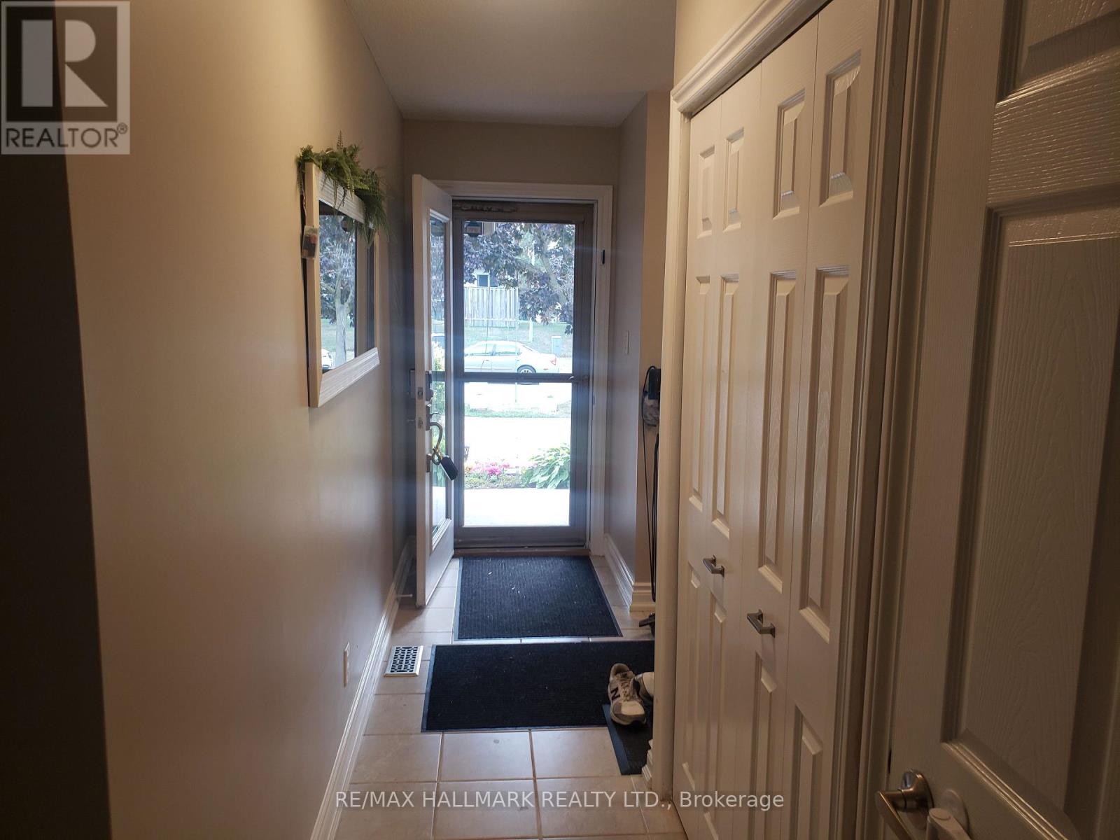 551 Dorchester Drive, Oshawa, Ontario  L1J 6L3 - Photo 3 - E12813088