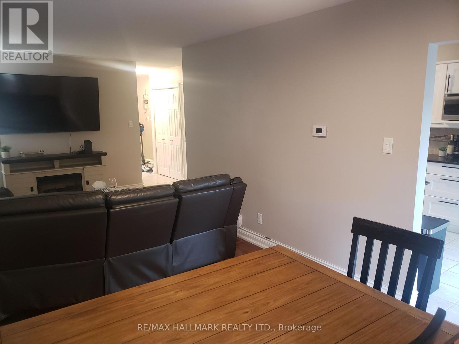 551 Dorchester Drive, Oshawa, Ontario  L1J 6L3 - Photo 4 - E12813088