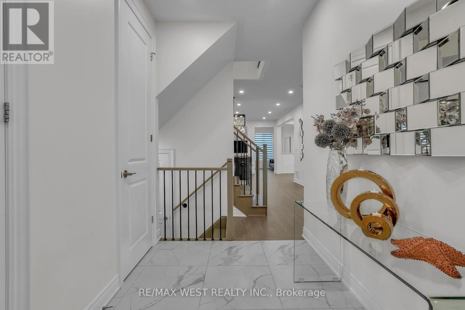 110 Scarlet Way, Bradford West Gwillimbury (Bradford), Ontario  L3Z 4J2 - Photo 2 - N12813206