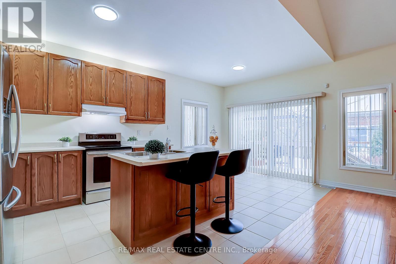 9 Jazzberry Road, Brampton, Ontario  L6R 3Y4 - Photo 5 - W12813166