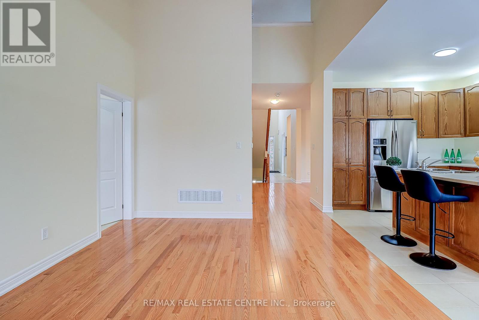 9 Jazzberry Road, Brampton, Ontario  L6R 3Y4 - Photo 9 - W12813166