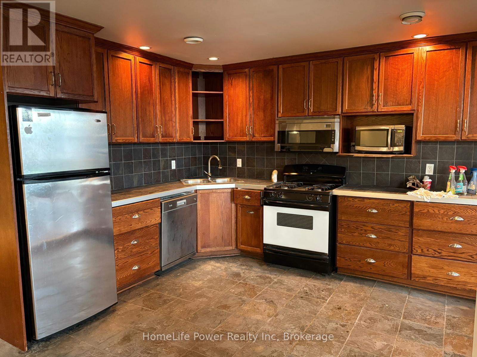 Upper Unit - 1426 Victoria Street N, Kitchener, Ontario  N2B 3E2 - Photo 3 - X12813302