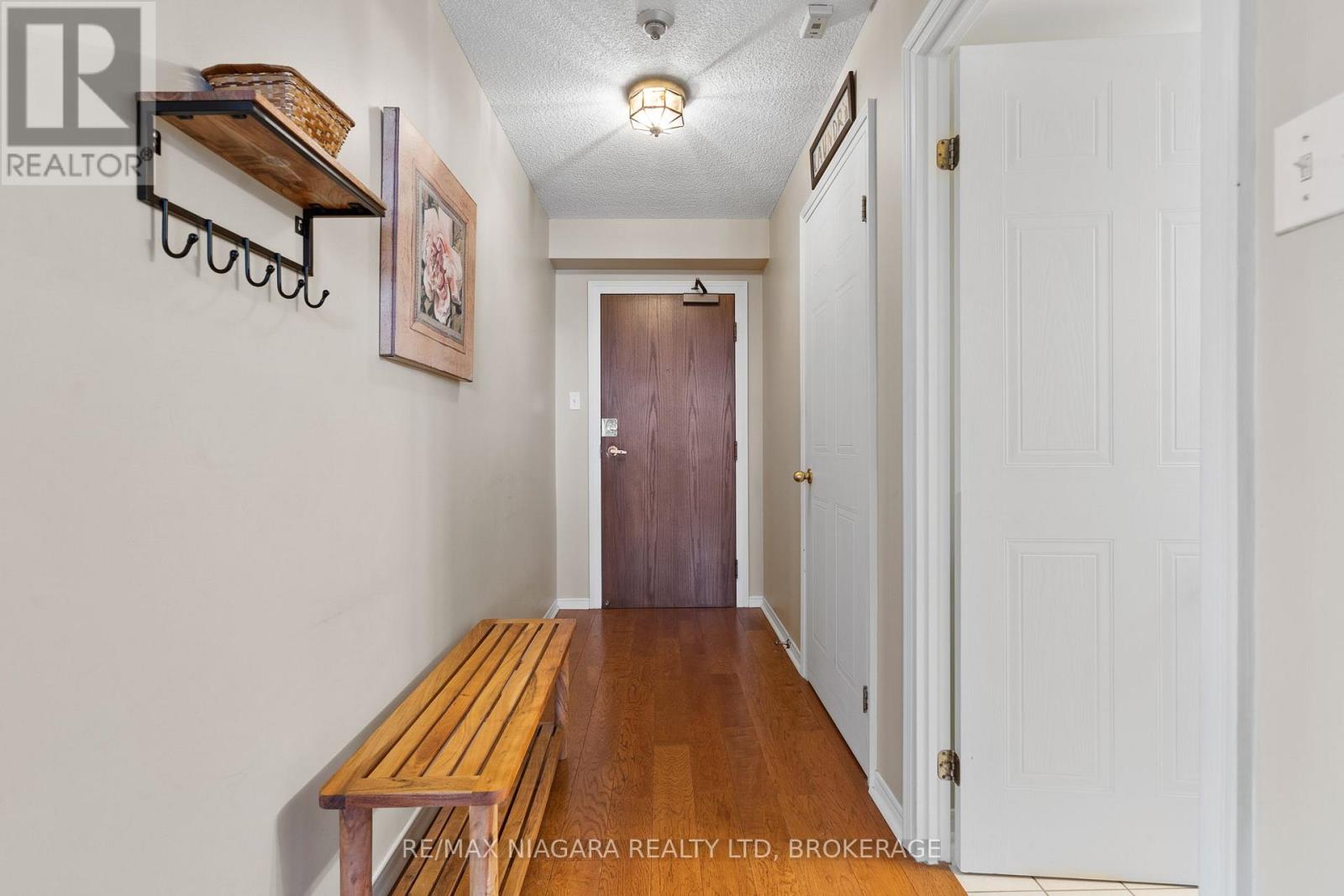 402 - 5100 Dorchester Road, Niagara Falls, Ontario  L2E 7H4 - Photo 2 - X12813274