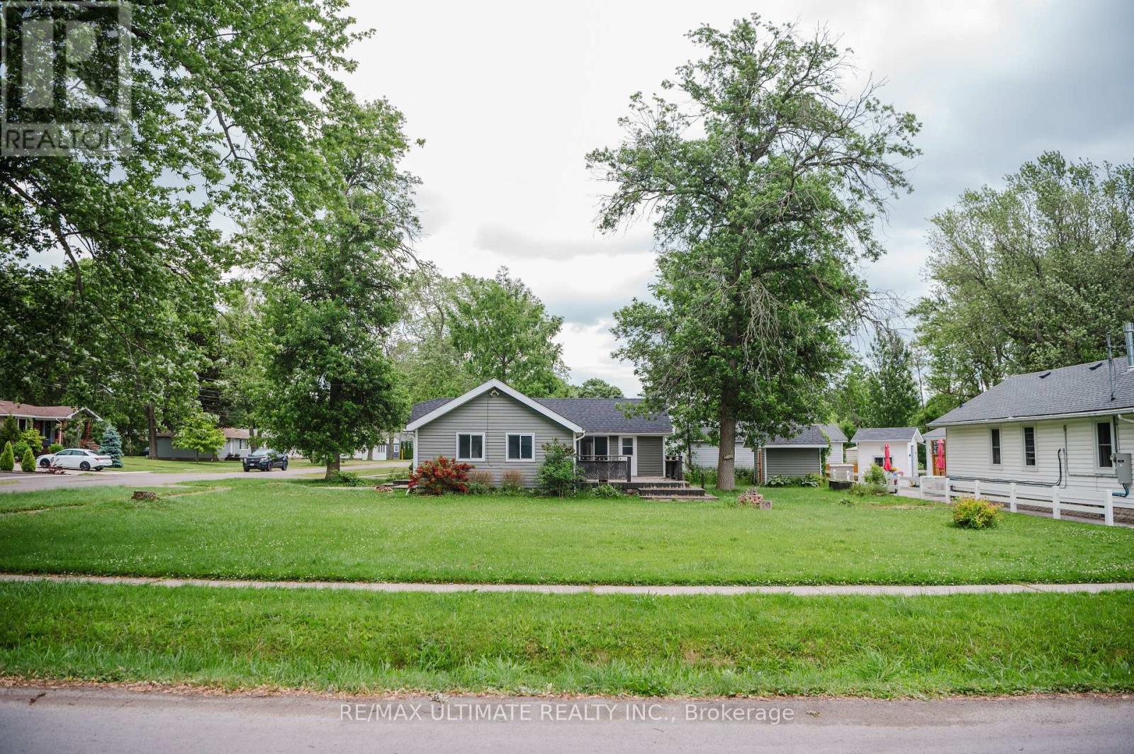 000 Helen Street, Fort Erie, Ontario  L0S 1B0 - Photo 2 - X12400624