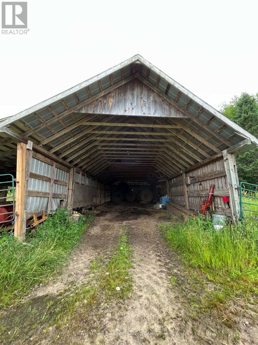 2245 Ahmic Lake Road, Magnetawan, Ontario  P0A 1P0 - Photo 17 - X12813328