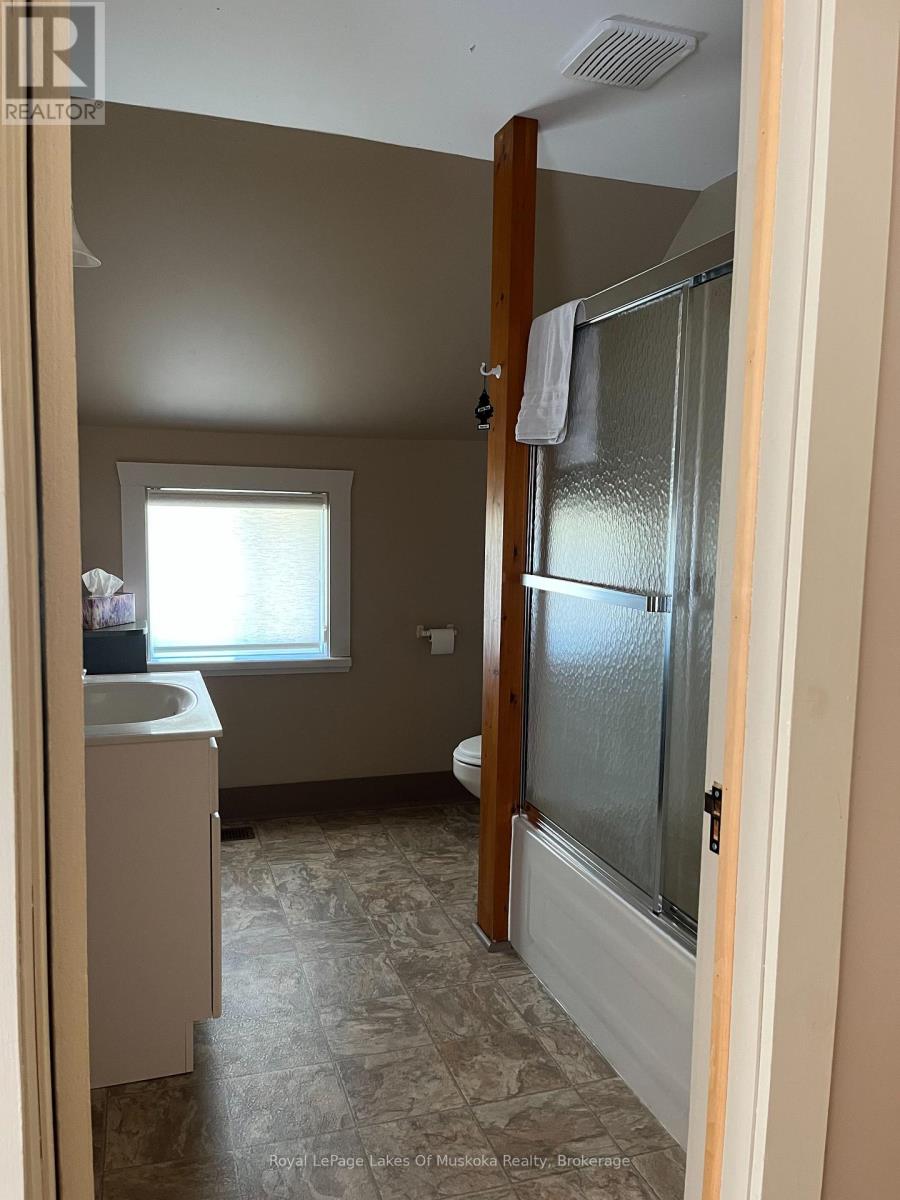 2245 Ahmic Lake Road, Magnetawan, Ontario  P0A 1P0 - Photo 26 - X12813328