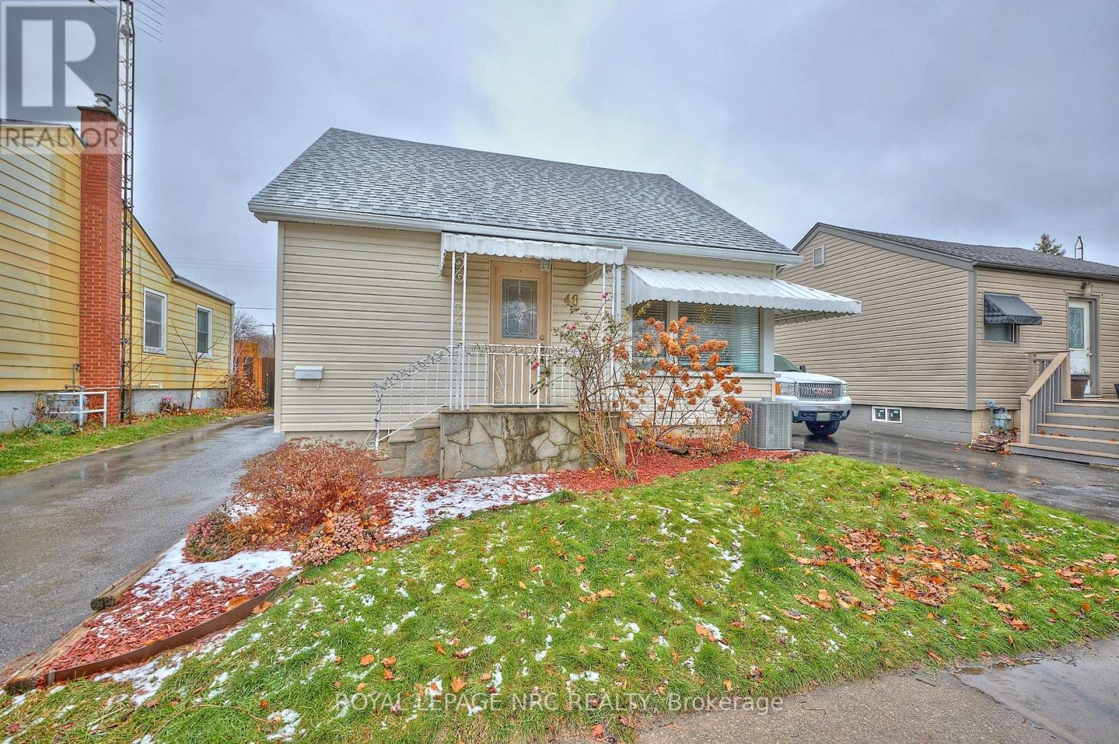 40 Shakespeare Avenue, St. Catharines, Ontario  L2R 6M6 - Photo 2 - X12813496