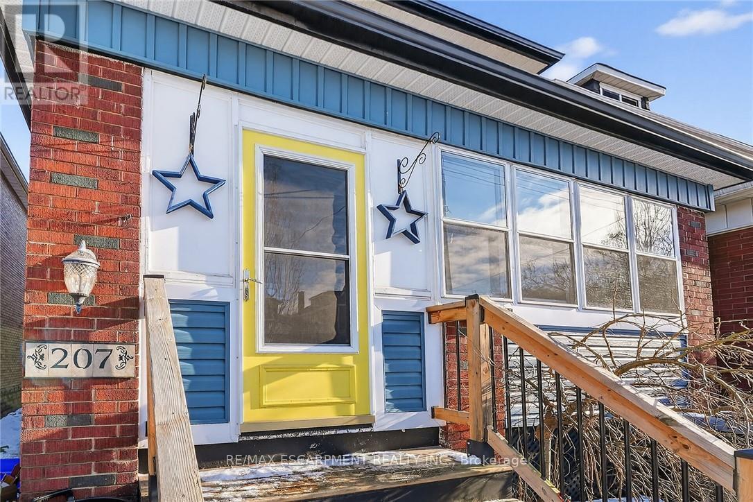 207 Edgemont Street S, Hamilton, Ontario  L8K 2J1 - Photo 3 - X12813336