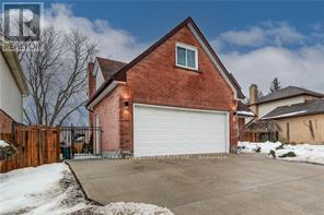 89 Biehn Drive, Kitchener, Ontario  N2R 1M4 - Photo 3 - X12813512